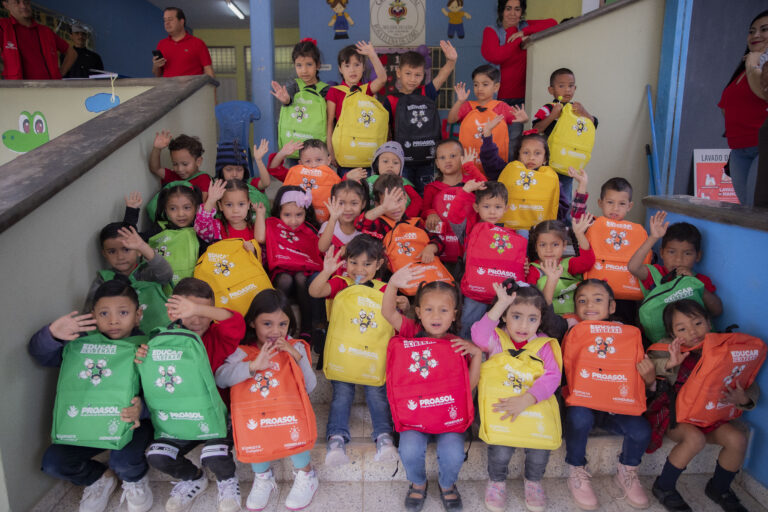 PROASOL junto a la Alcaldía Municipal del Distrito Central entregó 1,000 Kits Escolares a escuelas de la Capital