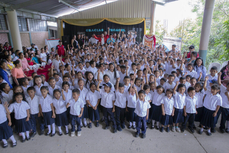 PROASOL ENTREGA MÁS DE 2 MIL BENEFICIOS CON BONOS Y BECAS AL PUEBLO DE OCOTEPEQUE